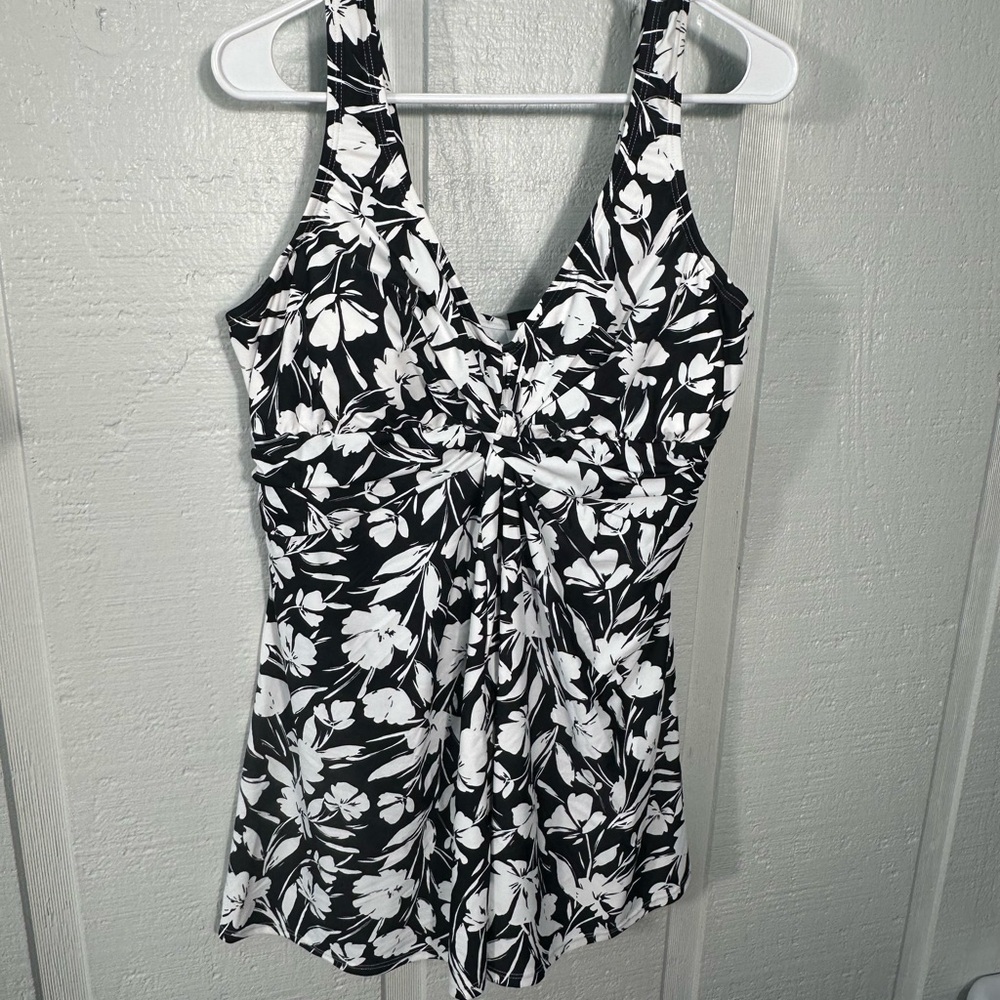 LIsland Escape Women’s Black and White Floral Tankini Top Size 18W EUC - Picture 3 of 8